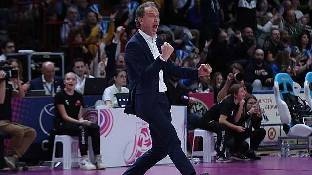 Crescere sempre, non accontentarsi mai: incontro con Lorenzo Bernardi, il “Mister Secolo” della pallavolo